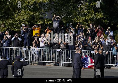 Die Fahnenschatulle der Richterin Ruth Bader Ginsburg trifft am Mittwoch, den 23. September 2020, am Obersten Gerichtshof in Washington ein. Ginsburg, 87, starb am 18. September an Krebs. Foto von Alex Brandon/Pool/ABACAPRESS.COM Stockfoto