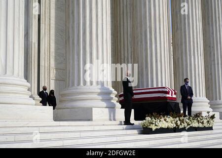 Vizepräsident Mike Pence und die zweite Dame Karen Pence, links, kommen an, um Respekt zu zollen, während die Richterin Ruth Bader Ginsburg am Mittwoch, den 23. September 2020, in Washington unter dem Portico an der Spitze der vorderen Stufen des Gebäudes des Obersten Gerichtshofs der Vereinigten Staaten in Ruhe liegt. Ginsburg, 87, starb am 18. September an Krebs. Foto von Alex Brandon/Pool/ABACAPRESS.COM Stockfoto