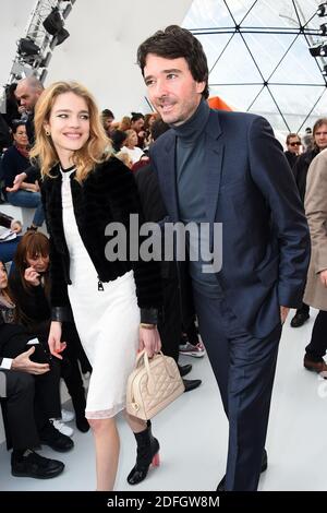 Datei Foto - Natalia Vodianova und Antoine Arnault kommen zu Louis Vuitton Herbst/Winter 2015-2016 Ready-to-Wear Kollektion Show am 11. März 2015 in der Fondation Louis Vuitton in Paris, Frankreich. Antoine Arnault und das russische Model Natalia Vodianova haben den Knoten in einer zivilen Zeremonie in Paris gebunden, nachdem ihre ursprünglichen Hochzeitspläne durch die Coronavirus-Pandemie verschoben wurden. Vodianova kündigte die Nachricht am Montag auf Instagram an und postete ein Bild des Ehepaares, das aus dem Rathaus des 16. Arrondissements in Paris kam. Foto von Nicolas Briquet/ABACAPRESS.COM Stockfoto