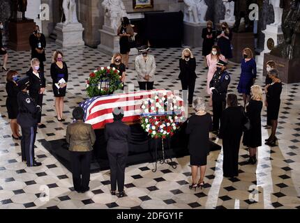 DIE US-Kongressabgeordneten senden eine Akte durch die Statuarhalle, um der verstorbenen Rechtsanwaltsanwärterin Ruth Bader Ginsburg ihren Respekt zu zollen, da ihre Schatulle während einer Gedenkfeier zu ihren Ehren im US-Kapitol am 25. September 2020 in Washington, DC liegt. Foto von Olivier DOULIERY/Pool/ABACAPRESS.COM Stockfoto