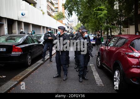 Die Gendarmerie der französischen Polizei versammelt sich am 25. September 2020 in der Nähe der ehemaligen Büros der französischen Satirezeitschrift Charlie Hebdo um den Tatort eines Angriffs, bei dem mehrere Personen von einem Mann mit einem Messer in der Hauptstadt Paris verletzt wurden. Ein mit einem Messer bewaffneter Mann verletzte zwei Personen am 25. September 2020 bei einem mutmaßlichen Terroranschlag vor den ehemaligen Büros der französischen Satirezeitung Charlie Hebdo in Paris, drei Wochen nach dem Prozess gegen Männer, die beschuldigt wurden, Komplizen des Massakers der Zeitung von 2015 zu sein. Charlie Hebdo hatte viele Muslime auf der ganzen Welt verärgert Stockfoto