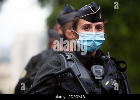 Die Gendarmerie der französischen Polizei versammelt sich am 25. September 2020 in der Nähe der ehemaligen Büros der französischen Satirezeitschrift Charlie Hebdo um den Tatort eines Angriffs, bei dem mehrere Personen von einem Mann mit einem Messer in der Hauptstadt Paris verletzt wurden. Ein mit einem Messer bewaffneter Mann verletzte zwei Personen am 25. September 2020 bei einem mutmaßlichen Terroranschlag vor den ehemaligen Büros der französischen Satirezeitung Charlie Hebdo in Paris, drei Wochen nach dem Prozess gegen Männer, die beschuldigt wurden, Komplizen des Massakers der Zeitung von 2015 zu sein. Charlie Hebdo hatte viele Muslime auf der ganzen Welt verärgert Stockfoto