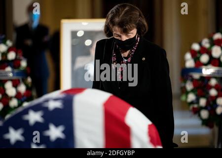 Senatorin Dianne Feinstein (D-CA) würdigte die verstorbene Justizministerin Ruth Bader Ginsburg, die am 25. September 2020 in der Statuarhalle des Kapitols in Washington, DC liegt. (Erin Schaff/The New York Times) Stockfoto
