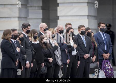 Familienangehörige der Richterin des Obersten Gerichtshofs Ruth Bader Ginsburg beobachten, wie ihre Fahnenschaufel am Freitag, den 25. September 2020, das US-Kapitol in Washington, DC, USA verlässt, nachdem sie in der Statuary Hall im Staat gelegen hat. Justice Ginsburg starb an ihrem Kampf gegen Bauchspeicheldrüsenkrebs und ist die erste Frau, die im US-Kapitol liegt. Foto von Rod Lampey/CNP/ABACAPRESS.COM Stockfoto