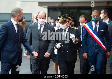 Der französische Premierminister Jean Castex, der Präfekt von seine-Saint-Denis Georges-Francois Leclerc und der Bürgermeister von Saint-Ouen, Karim Bouamrane, besuchten am 25. September 2020 das Polizeipräsidium in Saint-Ouen, Frankreich. Foto von Eric Tschaen/Pool/ABACAPRESS.COM Stockfoto