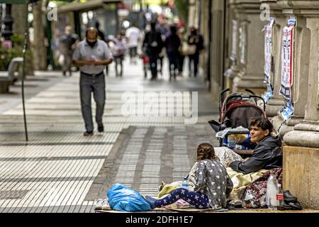 Buenos Aires, Bundeshauptstadt, Argentinien. Dezember 2020. Die Beobachtungsstelle für soziale Schulden der Katholischen Universität Argentiniens hat einen Bericht über das sozioökonomische Szenario im Zusammenhang mit der Coronavirus-Pandemie erstellt. Die bereits verschärfte Wirtschaftskrise wurde der Quarantäne hinzugefügt und im Jahr 2020 stieg die Armut auf 44.2%, mehrere Punkte über den 40.8% des Vorjahres. Die Obdachlosigkeit lag bei 10.1%, ein besorgniserregender Index ist jedoch die Armut von Kindern und Jugendlichen bis zum Alter von 17 Jahren, die 64% erreicht. Sie sind 6 von 10 Kindern. Obdachlosigkeit erreicht in diesem Altersbereich 16%. IT i Stockfoto