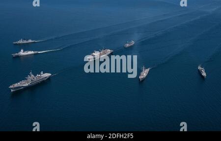 Handput Datei Foto vom 8. Juni 2020 von Schiffen aus Nationen, die an Übung Baltic Operations (BALTOPS) 2020 Segel in Formation, während in der Ostsee. Die abgebildeten Schiffe sind (in alphabetischer Reihenfolge nach Heimatstaat): Die Royal Canadian Navy Halifax-Klasse Fregatte HMCS Fredericton (FFH 337), die deutsche Marine Bremen-Klasse Fregatte FGS Lübeck (F214), die deutsche Marine Rhön-Klasse Nachschuböler FGS Rhoen (A1443), die Royal Norwegian Navy Fridtjof Nansen-Klasse Fregatte Hup (F312), Die US Navy Blue Ridge-Klasse Kommando-und Kontrollschiff USS Mount Whitney (LCC 20), die US-N Stockfoto