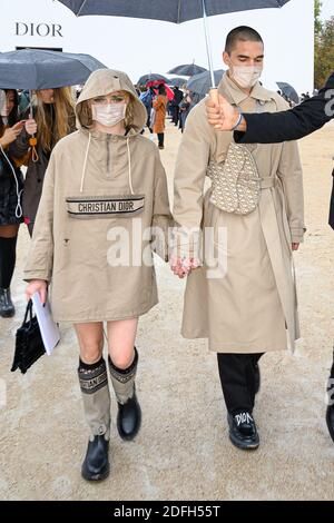 Reuben Selby und Maisie William nehmen an der Dior Womenswear Frühjahr/Sommer 2021 im Rahmen der Paris Fashion Week am 29. September 2020 in Paris, Frankreich, Teil. Foto von Jana Call Me J/ABACAPRESS.COM Stockfoto