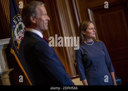 Richterin Amy Coney Barrett trifft sich mit dem Mehrheitsgewichter des Senats John Thune im US-Kapitol in Washington, DC, USA, 29. September 2020. Richterin Amy Coney Barrett, für den Obersten Gerichtshof nominiert, wird diese Woche vor ihren Bestätigungsanhörungen, die am 12. Oktober beginnen sollen, einzeln mit Senatoren zusammentreffen. Foto von Shawn Thew/Pool/ABACAPRESS.COM Stockfoto