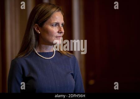 Richterin Amy Coney Barrett trifft sich mit dem Mehrheitsgewichter des Senats John Thune im US-Kapitol in Washington, DC, USA, 29. September 2020. Richterin Amy Coney Barrett, für den Obersten Gerichtshof nominiert, wird diese Woche vor ihren Bestätigungsanhörungen, die am 12. Oktober beginnen sollen, einzeln mit Senatoren zusammentreffen. Foto von Shawn Thew/Pool/ABACAPRESS.COM Stockfoto