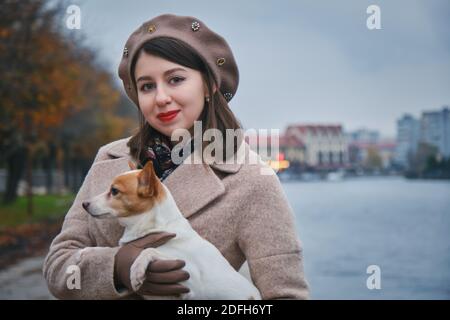 Glückliche junge Frau mit ihrem Jack russel Terrier in der Stadt Stockfoto