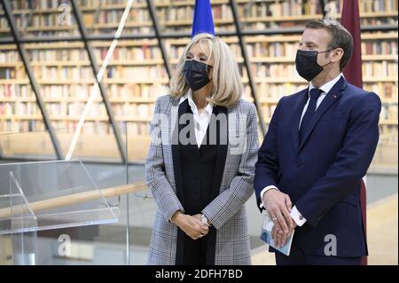 Der französische Präsident Emmanuel Macron, seine Frau Brigitte Macron, der lettische Präsident Egils Levits und seine Frau Andra Levite während ihres Besuchs in der Bibliothek in Riga am 30. September 2020 im Rahmen von Macrons offiziellem Besuch in Lettland und dem Baltikum. Foto von Eliot Blondt/ABACAPRESS.COM Stockfoto