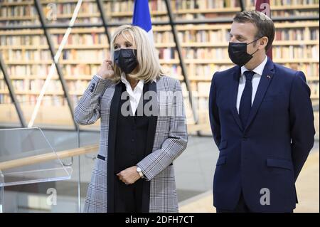 Der französische Präsident Emmanuel Macron, seine Frau Brigitte Macron, der lettische Präsident Egils Levits und seine Frau Andra Levite während ihres Besuchs in der Bibliothek in Riga am 30. September 2020 im Rahmen von Macrons offiziellem Besuch in Lettland und dem Baltikum. Foto von Eliot Blondt/ABACAPRESS.COM Stockfoto