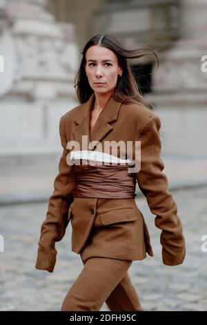 Street style, Alice Barbier (J aime tout chez toi) Ankunft in der Acne Spring Summer 2021 Show, die am 30. september 2020 im Grand Palais, Paris, Frankreich, stattfand. Foto von Marie-Paola Bertrand-Hillion/ABACAPRESS.COM Stockfoto