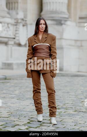 Street style, Alice Barbier (J aime tout chez toi) Ankunft in der Acne Spring Summer 2021 Show, die am 30. september 2020 im Grand Palais, Paris, Frankreich, stattfand. Foto von Marie-Paola Bertrand-Hillion/ABACAPRESS.COM Stockfoto