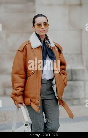 Street style, Julia Comil Ankunft in der Acne Spring Summer 2021 Show, im Grand Palais, Paris, Frankreich, am 30. september 2020. Foto von Marie-Paola Bertrand-Hillion/ABACAPRESS.COM Stockfoto