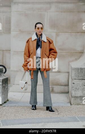 Street style, Julia Comil Ankunft in der Acne Spring Summer 2021 Show, im Grand Palais, Paris, Frankreich, am 30. september 2020. Foto von Marie-Paola Bertrand-Hillion/ABACAPRESS.COM Stockfoto