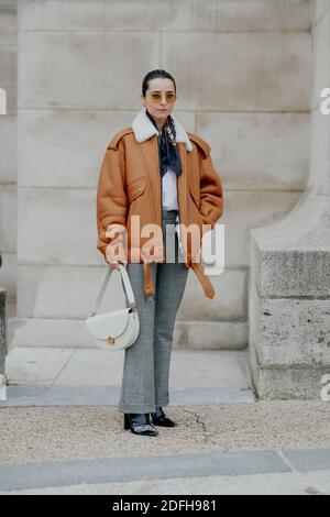 Street style, Julia Comil Ankunft in der Acne Spring Summer 2021 Show, im Grand Palais, Paris, Frankreich, am 30. september 2020. Foto von Marie-Paola Bertrand-Hillion/ABACAPRESS.COM Stockfoto