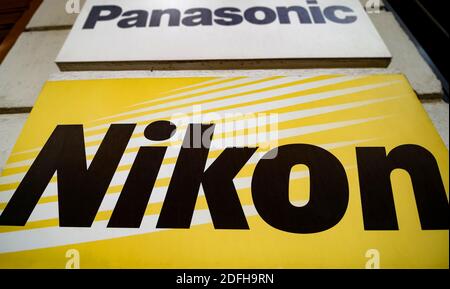 Bukarest, Rumänien - 22. Juni 2020: Das Nikon-Logo des japanischen Unternehmens, das für die Herstellung von Digitalkameras und Objektiven bekannt ist, ist auf dem Bild zu sehen Stockfoto