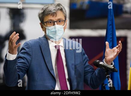 Bukarest, Rumänien - 25. November 2020: Wirtschaftsminister Virgil Popescu spricht über importierte Masken, die nicht vor Covid-19-Infektionen schützen Stockfoto