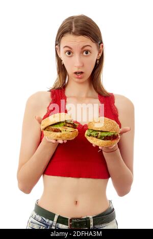 Glückliche junge Frau zeigen Hamburger auf weißem Hintergrund Stockfoto