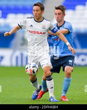 Doha, Katar. Dezember 2020. Mizunuma Kota (L) von Yokohama F. Marinos steht mit Joel King of Sydney FC während des Gruppe-H-Spiels zwischen Yokohama F. Marinos aus Japan und Sydney FC aus Australien bei der AFC Champions League 2020 in Doha, der Hauptstadt von Katar, am 4. Dezember 2020. Quelle: Nikku/Xinhua/Alamy Live News Stockfoto