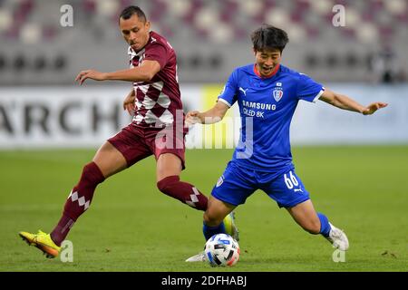 Doha, Katar. Dezember 2020. Dyanfrez Douglas (L) von Vissel Kobe steht mit Han Suk-Jong von Suwon Samsung Bluewings während des Group G-Spiels zwischen Vissel Kobe aus Japan und Suwon Samsung Bluewings aus Südkorea bei der AFC Champions League 2020 in Doha, der Hauptstadt von Katar, am 4. Dezember 2020. Quelle: Nikku/Xinhua/Alamy Live News Stockfoto