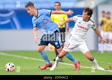 Doha, Katar. Dezember 2020. WADA Takuya (R) von Yokohama F. Marinos steht mit Joel King of Sydney FC während des Gruppenspiel zwischen Yokohama F. Marinos aus Japan und Sydney FC aus Australien bei der AFC Champions League 2020 in Doha, der Hauptstadt von Katar, am 4. Dezember 2020. Quelle: Nikku/Xinhua/Alamy Live News Stockfoto