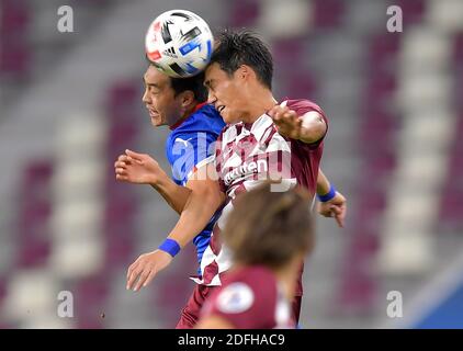 Doha, Katar. Dezember 2020. Yamakawa Tetsushi (R) von Vissel Kobe steht vor Kim Gun-hee von Suwon Samsung Bluewings während des Gruppe-G-Spiels zwischen Vissel Kobe aus Japan und Suwon Samsung Bluewings aus Südkorea bei der AFC Champions League 2020 in Doha, der Hauptstadt von Katar, am 4. Dezember 2020. Quelle: Nikku/Xinhua/Alamy Live News Stockfoto