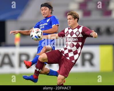 Doha, Katar. Dezember 2020. Sakai Gotoku (R) von Vissel Kobe steht vor Ko Seung-Beom von Suwon Samsung Bluewings während des Gruppenspiel zwischen Vissel Kobe aus Japan und Suwon Samsung Bluewings aus Südkorea bei der AFC Champions League 2020 in Doha, der Hauptstadt von Katar, am 4. Dezember 2020. Quelle: Nikku/Xinhua/Alamy Live News Stockfoto