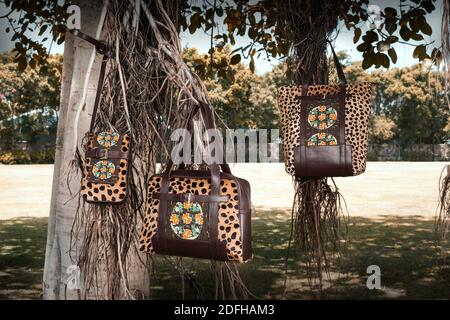 Sammlung von indischen Design-Taschen hängen an Baum Stockfoto