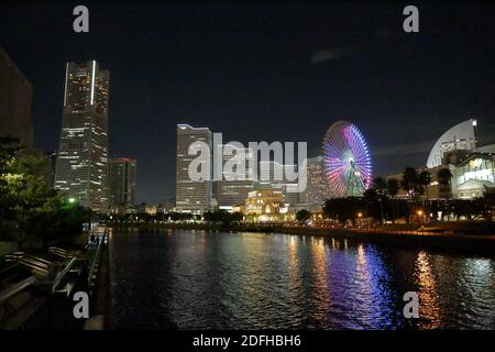 Die schöne Nacht Blick auf Gebäude und Riesenrad in Minato Mirai 21, Yokohama City. Stockfoto