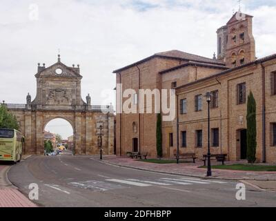 San Benito Bogen und das Santa Cruz Kloster - Sahagun, Kastilien und Leon, Spanien Stockfoto