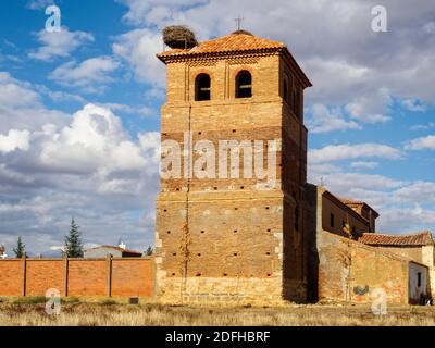 Storchennest auf dem Glockenturm der Kirche von San Bartolome - Calzadilla de los Hermanillos, Kastilien und Leon, Spanien Stockfoto