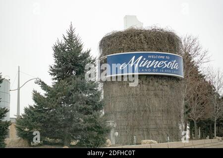 Willkommen in Minnesota Zeichen auf Turm mit Weinreben am Eingang des internationalen Flughafens Minneapolis-Saint Paul bedeckt. Minneapolis Minnesota, USA Stockfoto