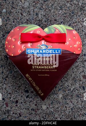 Herzförmige Ghirardelli Valentine-Box mit köstlichen dunklen Schokolade Erdbeere Quadrate gefüllt. St. Paul Minnesota, USA Stockfoto