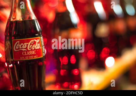 Augusta, GA USA - 12 04 20: Coca Cola Jahrgang 1997 Flaschenfront rot Bokeh Stockfoto