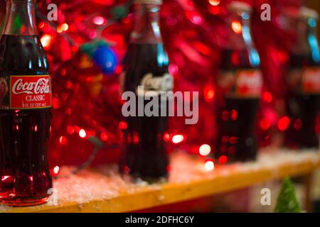 Augusta, GA USA - 12 04 20: Coca Cola Vintage 1997 Flasche und Black Label Flasche Stockfoto