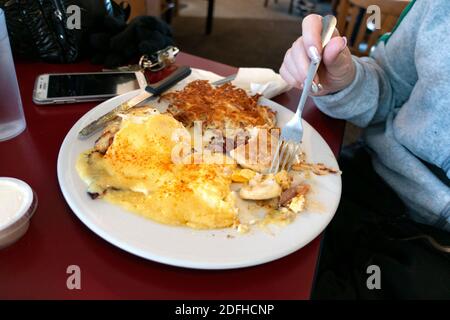 Eggs Benedict und Hash Brown Frühstück im Twin Gable Cafe. Brule Wisconsin WI USA Stockfoto