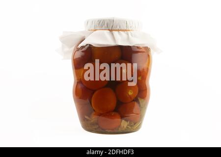 Glas mit eingelegten Tomaten auf weißem Hintergrund. Stockfoto