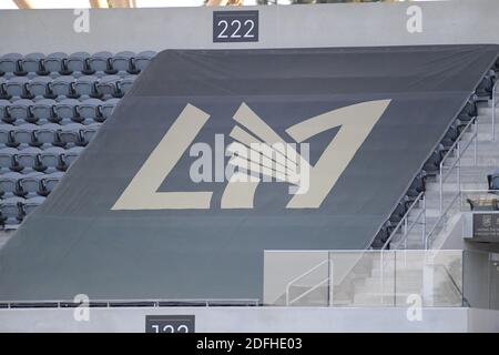 Detailansicht des LAFC-Logos, das die Sitze im Banc of California Stadium während eines MLS-Fußballspiels zwischen LAFC und Portland Timbers verdeckt, Sonntag, Stockfoto