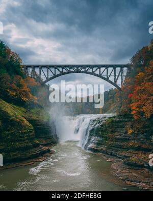 Upper Falls und das Portage Viadukt mit Herbstfarbe, im Letchworth State Park, New York Stockfoto