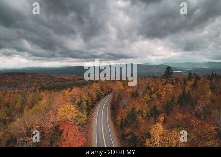 Straße in den Bergen mit Herbstfarbe, in Abbot, Maine Stockfoto