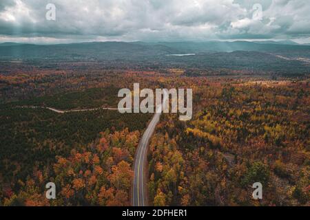 Blick auf Berge und Wald bei Abbot im Norden Woods of Maine Stockfoto