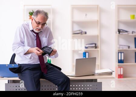 Alte Geschäftsmann in Konkurs Konzept Stockfoto