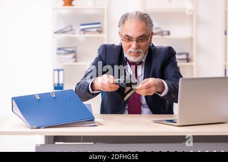 Alte Geschäftsmann in Konkurs Konzept Stockfoto