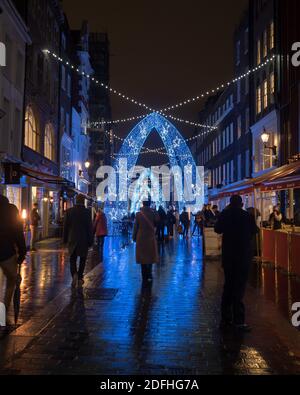 London, Greater London, England - 02. Dezember 2020: Festliche Lichter in der South Molton Street in der Nähe der Oxford Street London. Stockfoto