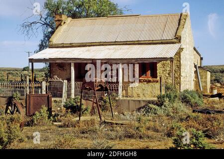 Mittags auf der Hauptstraße... Cottage in der ehemaligen Bergbaugemeinde Silverton, in der Nähe von Broken Hill, NSW. Silverton ist als Drehort für viele australische Filme bekannt, darunter Wake in Fright, Mad Max 2, A Town Like Alice, Hostage, Razorback, Journey into Darkness, Dirty Deeds, The Craic und Golden Soak. Stockfoto