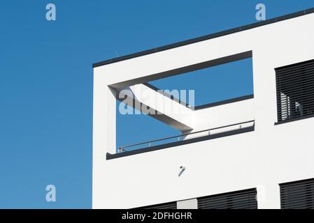 Die Ecke eines minimalistischen Hauses mit einer Terrasse Stockfoto