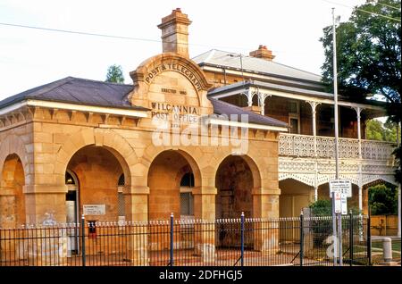 Das Postamt aus der Kolonialzeit und das Shire council befinden sich im historischen Darling River Hafen von Wilcannia im Outback von New South Wales, Australien Stockfoto